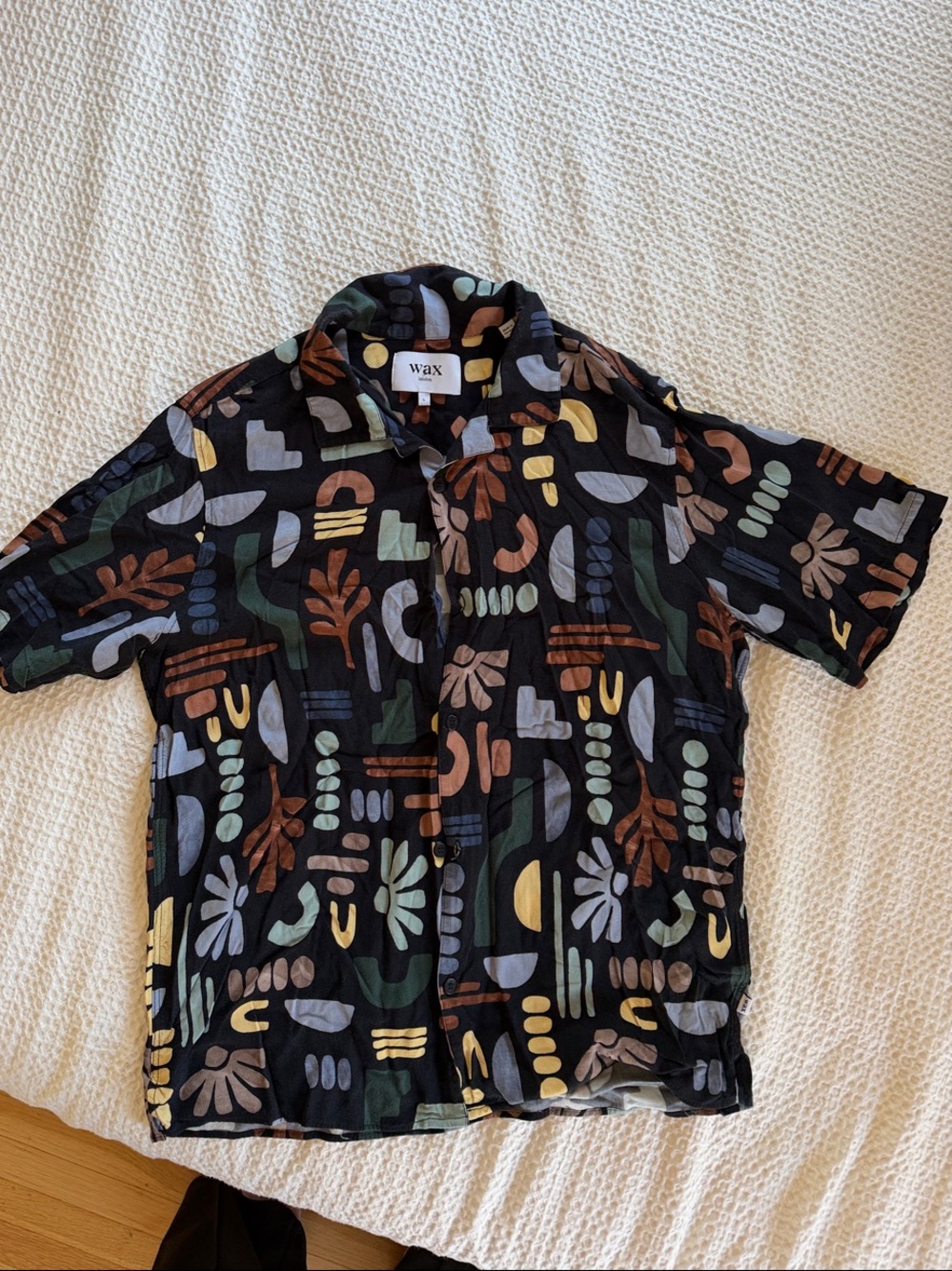 Wax London Black Short-Sleeve Button-Down Shirt with Multicolor Abstract Print